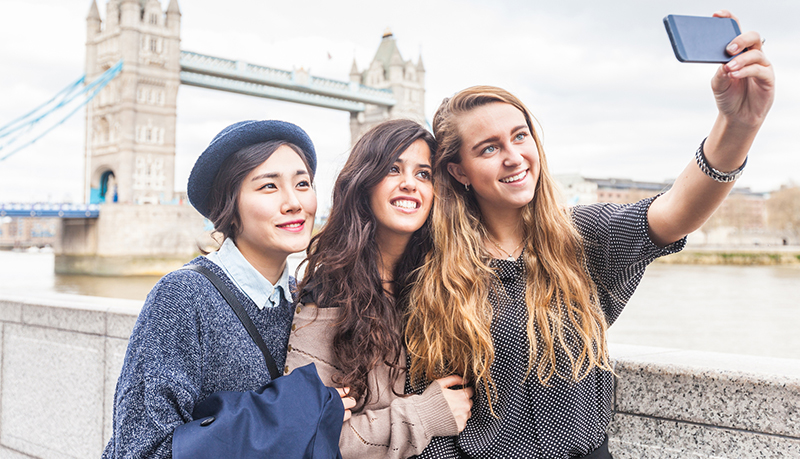 3 girls taking a selfie in London | Alliant Private Client