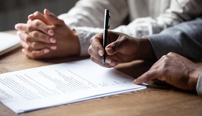 Couple signing documents | Alliant Private Client